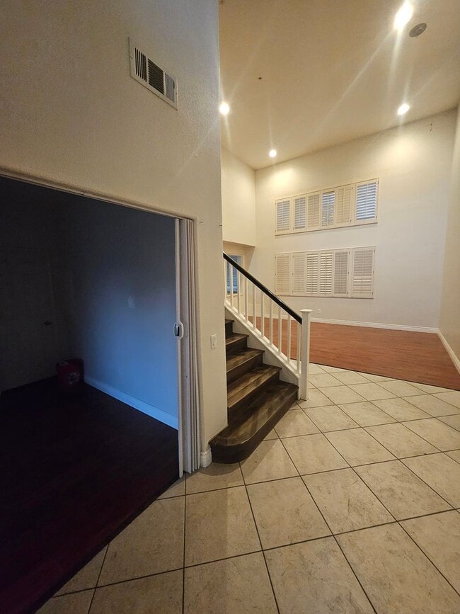 Building Photo - Spacious South Corona Home!