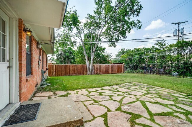 Building Photo - 851 Peavy Rd