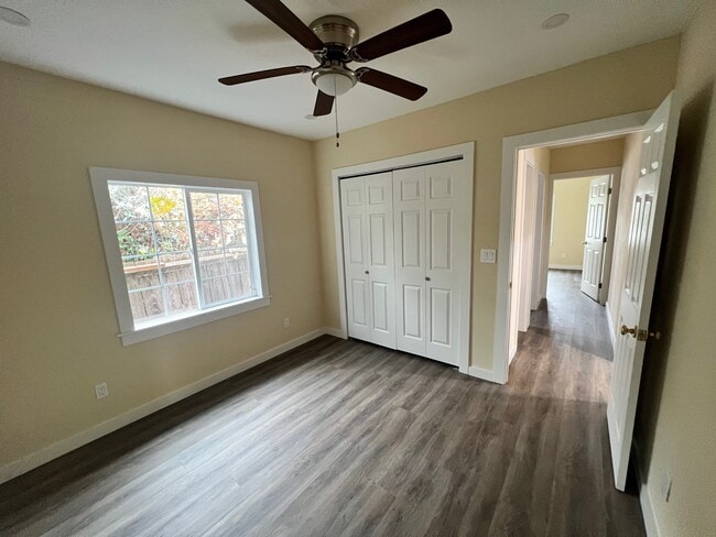 Foto del edificio - 819 W 9th St