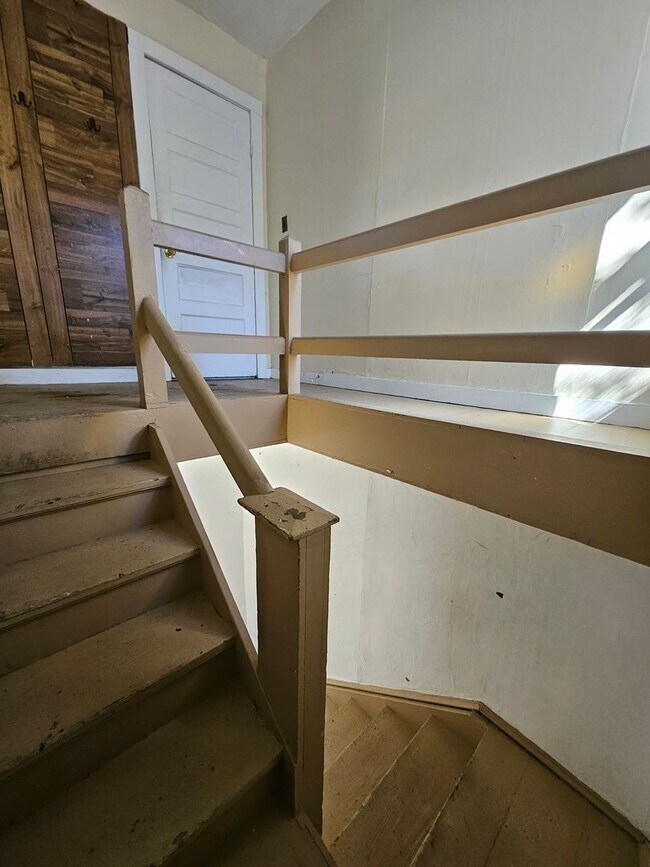 Foto del edificio - Upper 2 bedroom unit west side