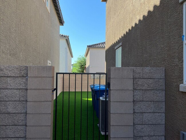 Foto del edificio - Gorgeous 1 year built 3 Bedroom Single Fam...