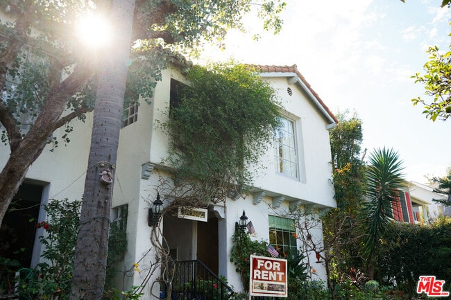 Foto del edificio - 10520 Eastborne Ave