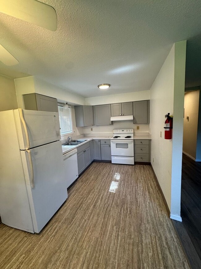 Building Photo - Updated unit in quiet 4-plex