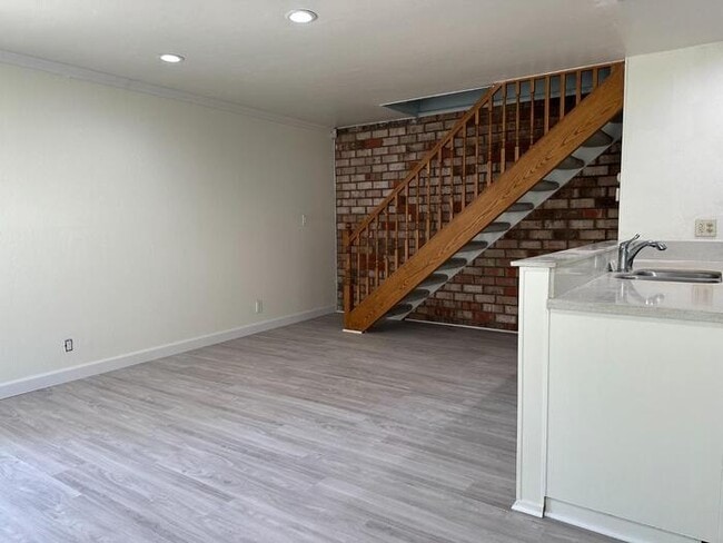 Building Photo - Beautiful updated 2 Bedroom 1 Bathroom Located in Sacramento