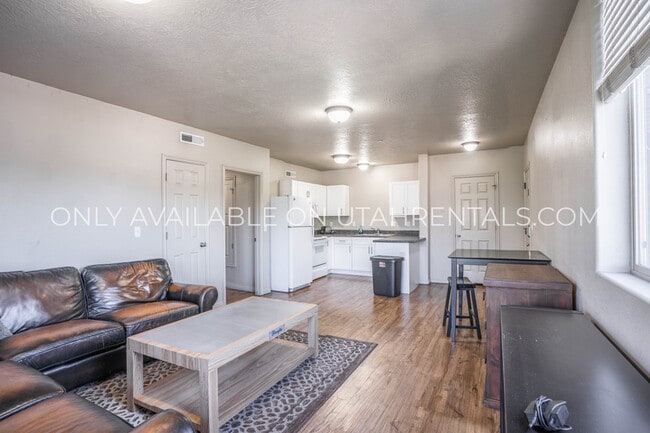 Building Photo - 878 E 700 N