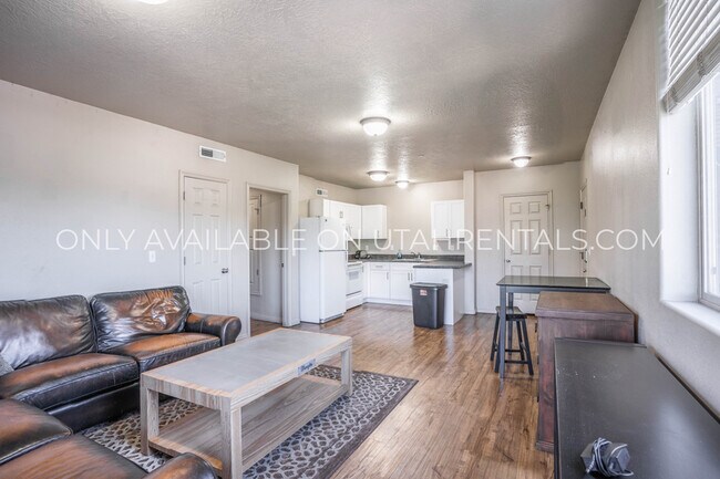 Building Photo - 878 E 700 N