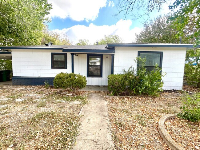 Foto del edificio - **APPLICATION RECEIVED** NEWLY RENOVATED! ...