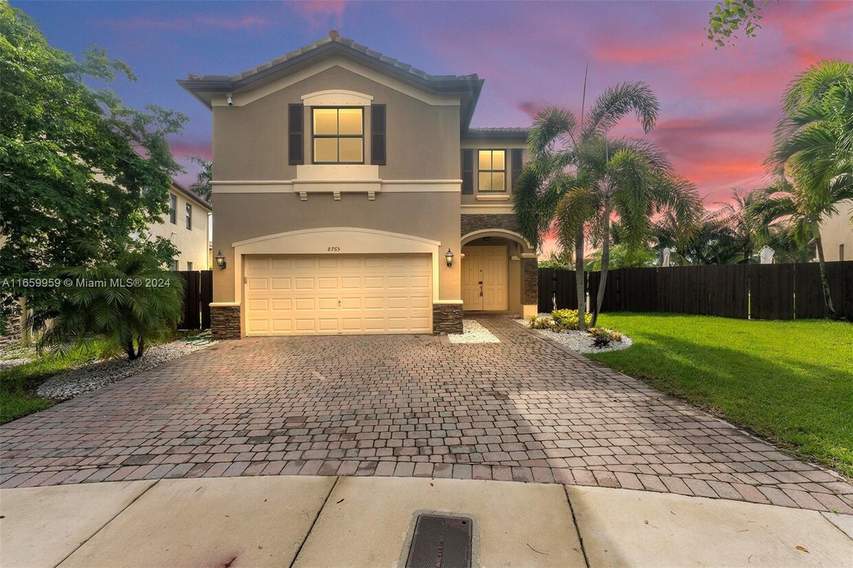 Foto principal - 8765 NW 114th Pl