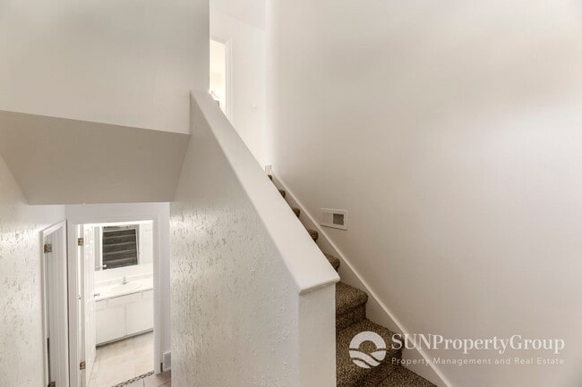 Building Photo - Updated Duplex In Great West Valley Area