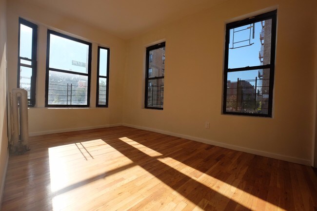 Building Photo - 921 E 179th St
