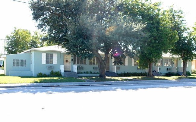 Building Photo - Flamingo Gardens