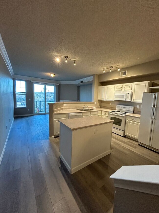 Building Photo - 2Br/2Ba Townhouse with Attached Garage