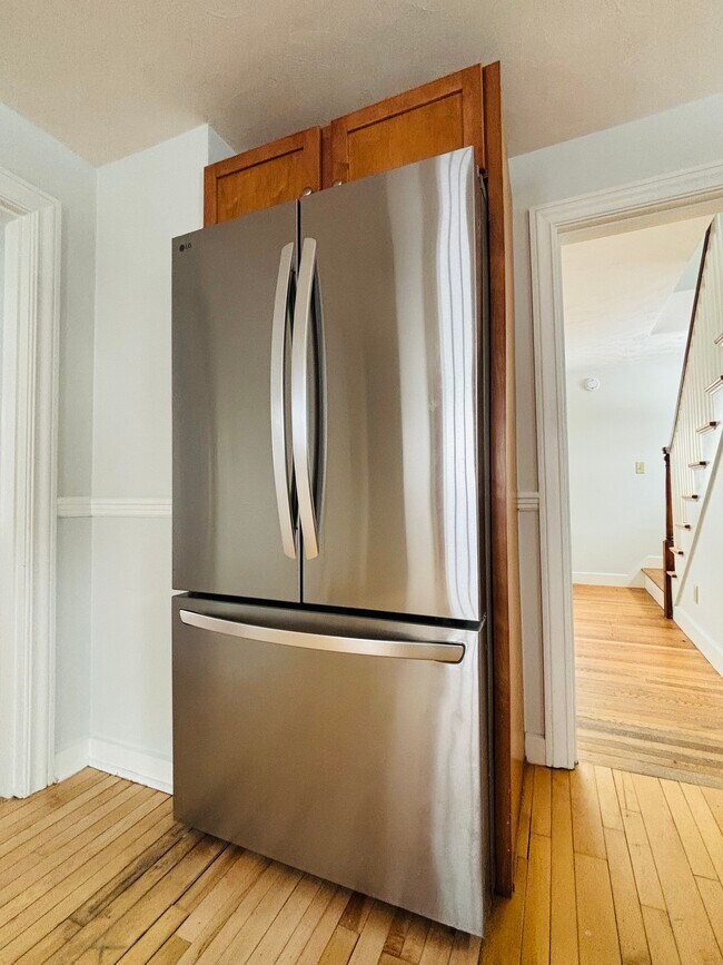 Cocina renovada con electrodomésticos de acero inoxidable y triturador de basura. - 11 Gifford Dr