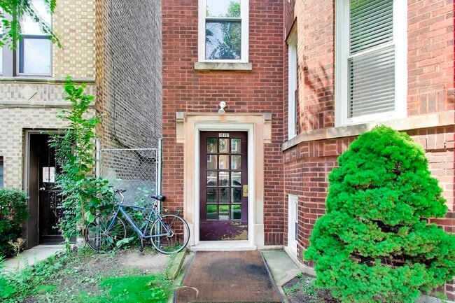 Building Photo - 5418 N Artesian Ave
