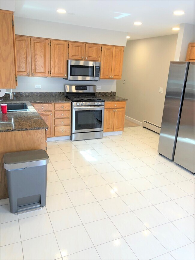 Photo - 6731 N Oxford Ave Apartments