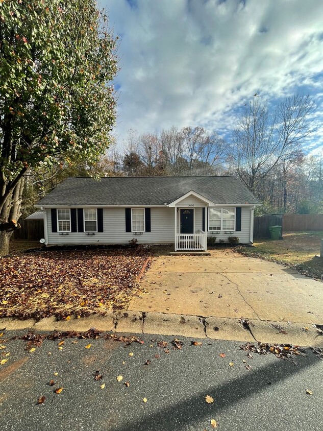 Foto principal - 3 Bedroom 2 Bath home in Greer! 3 minutes ...