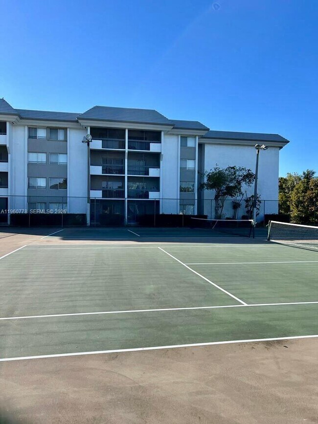 Foto del edificio - 721 N Pine Island Rd