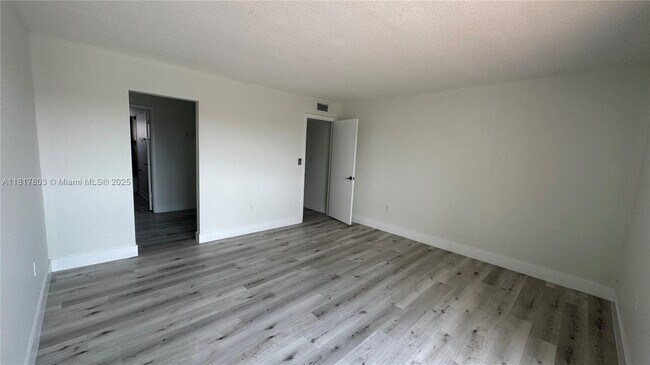 Foto del edificio - 9359 Fontainebleau Blvd