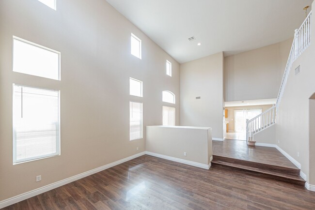 Building Photo - Gated Community House!
