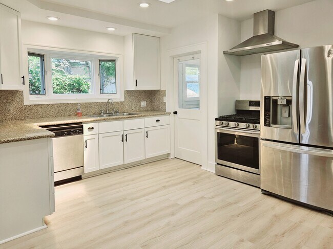 910 Victoria Ave- Large open kitchen - 910 Victoria Ave