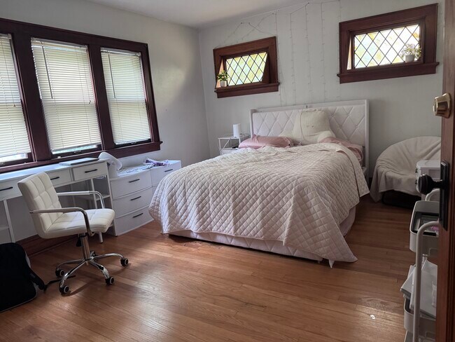 Foto del edificio - 3076 N Bartlett Ave