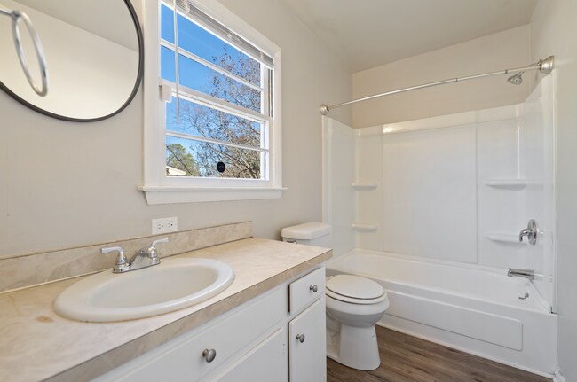 Foto del edificio - Charming 2-Bedroom townhome available Now!