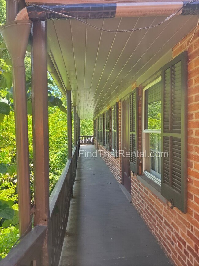Foto del edificio - COMING SOON! Gorgeous historic downtown Carlisle rental with fenced yard, pond, balcony, and hard...