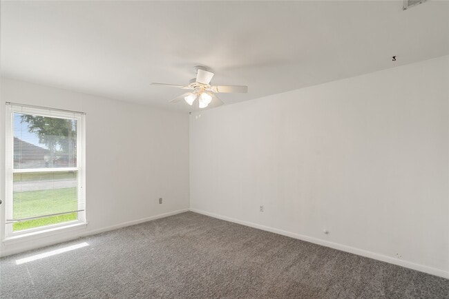 Building Photo - 2210 Chestnut Ln