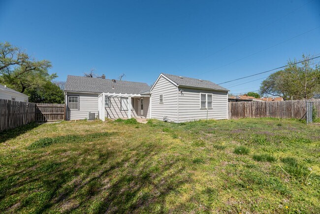 Building Photo - Charming 4bd 2ba house in quiet neighborhood!