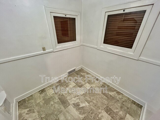 Foto del edificio - 1030 E 8th St