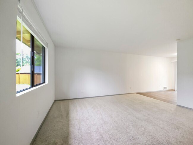 Foto del edificio - Pet-Friendly 2BR Duplex with Fenced Yard & New Carpets