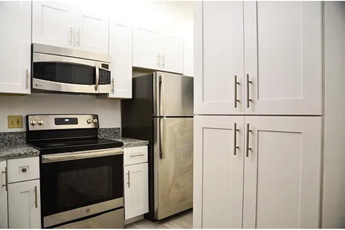 Upgraded custom kitchen - 209 Foxtail Dr