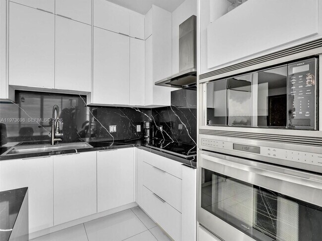 Building Photo - 2020 N Bayshore Dr