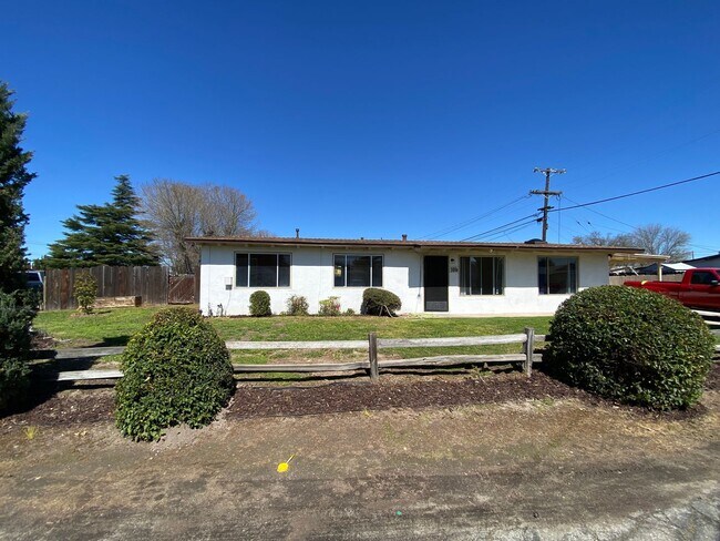 Foto del edificio - 3 Bed/1 Bath with Large fenced yard in central Paso Robles near Highschool!