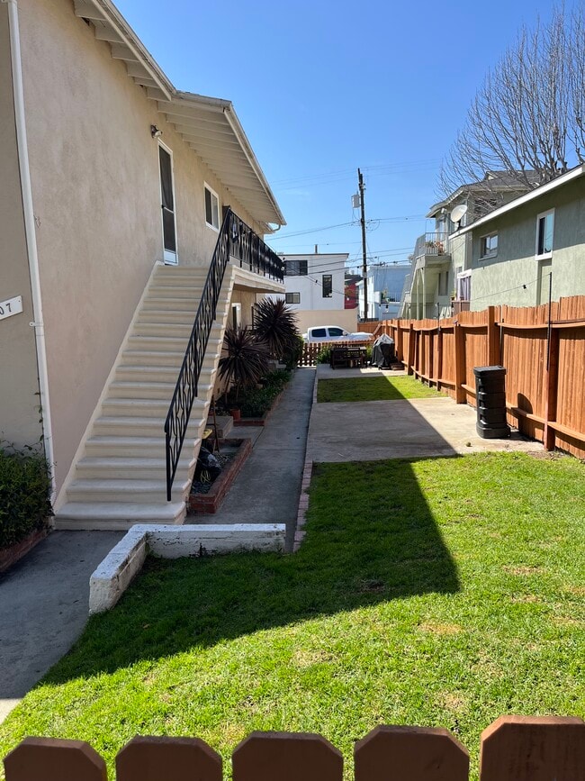 Building Photo - 207 Sheldon St