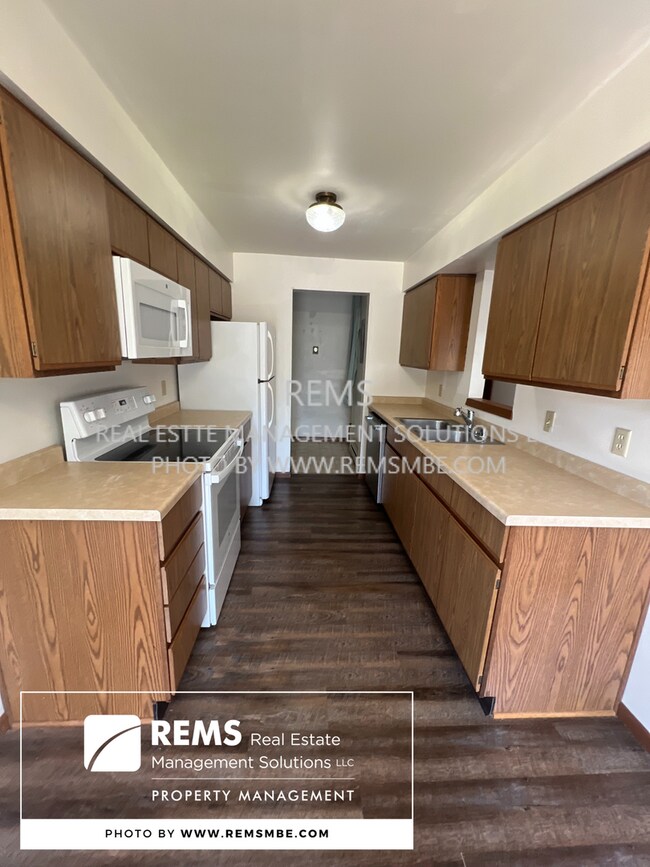 Building Photo - 210 W John St