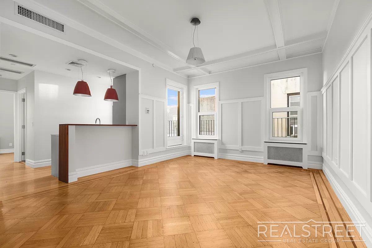 Foto principal - Stunning 1 bed in Crown Heights Brownstone...