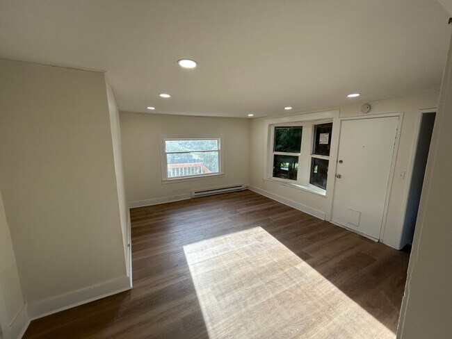 Foto del edificio - Renovated 1 Bed, 1 Bath apartment in West Seattle Triplex, $1,895/month