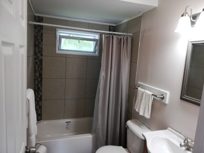 Guest bathroom - 314 Vest Ave