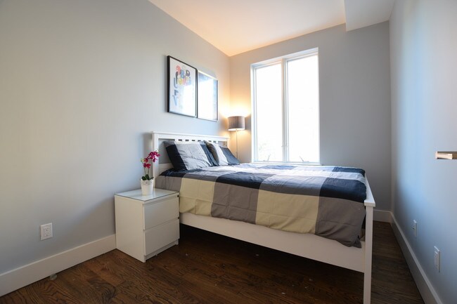 Building Photo - 573 Van Buren St