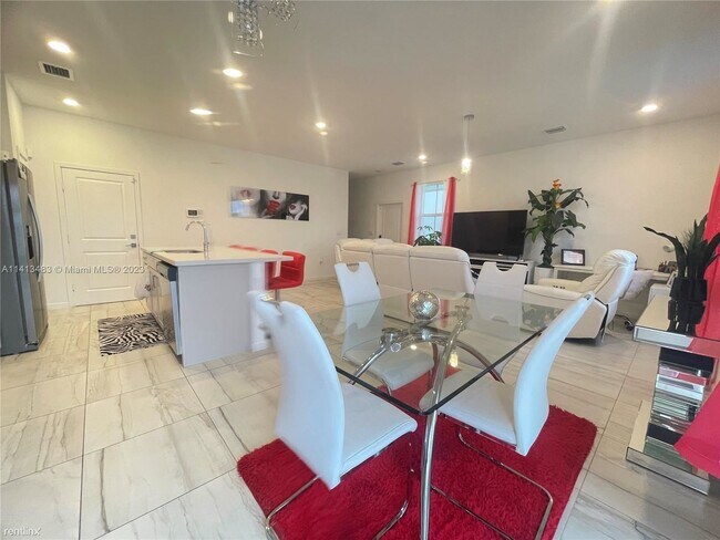 Foto del edificio - 3 br, 3 bath House - 1833 SE 8th Ter