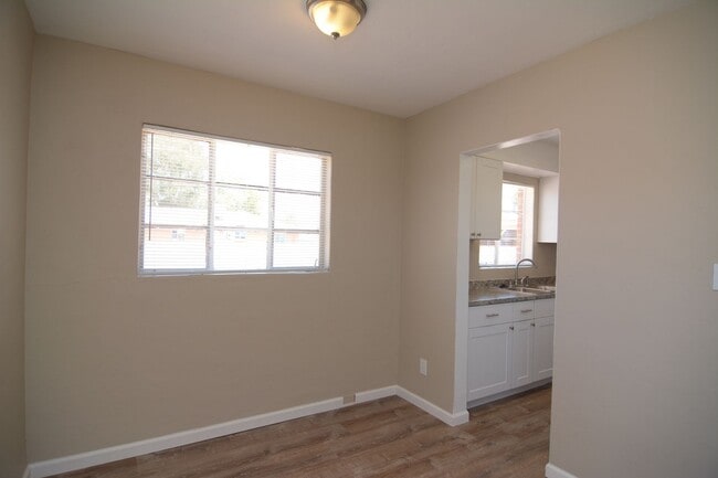 Building Photo - Charming 3 Bedroom 1 Bath Duplex! Central ...