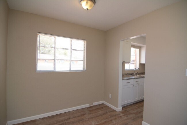 Foto del edificio - Charming 3 Bedroom 1 Bath Duplex! Central ...