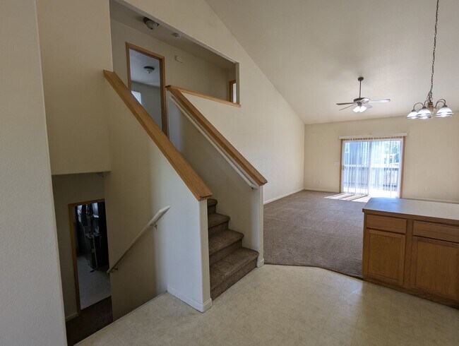 Foto del edificio - AWESOME 3-BDRM, 3-BATH, 4-LEVEL HOME AVAILABLE FOR IMMEDIATE OCCUPANCY IN GRAPEVINE - EVANS!