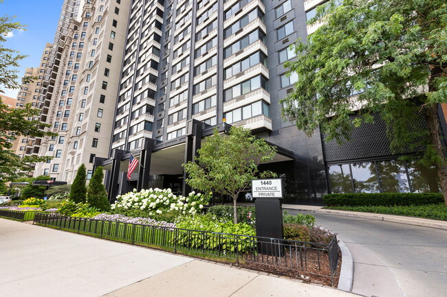 Foto del edificio - 1440 N Lake Shore Dr