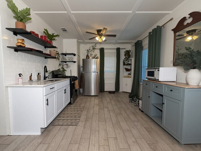 Building Photo - 504 W Gandy St