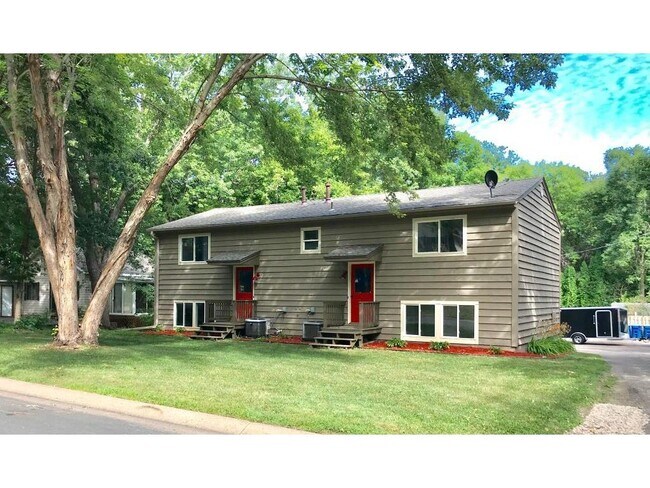 Building Photo - 1746 Sumach Ln