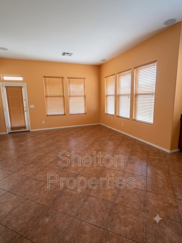 Building Photo - 15192 W Columbine Dr