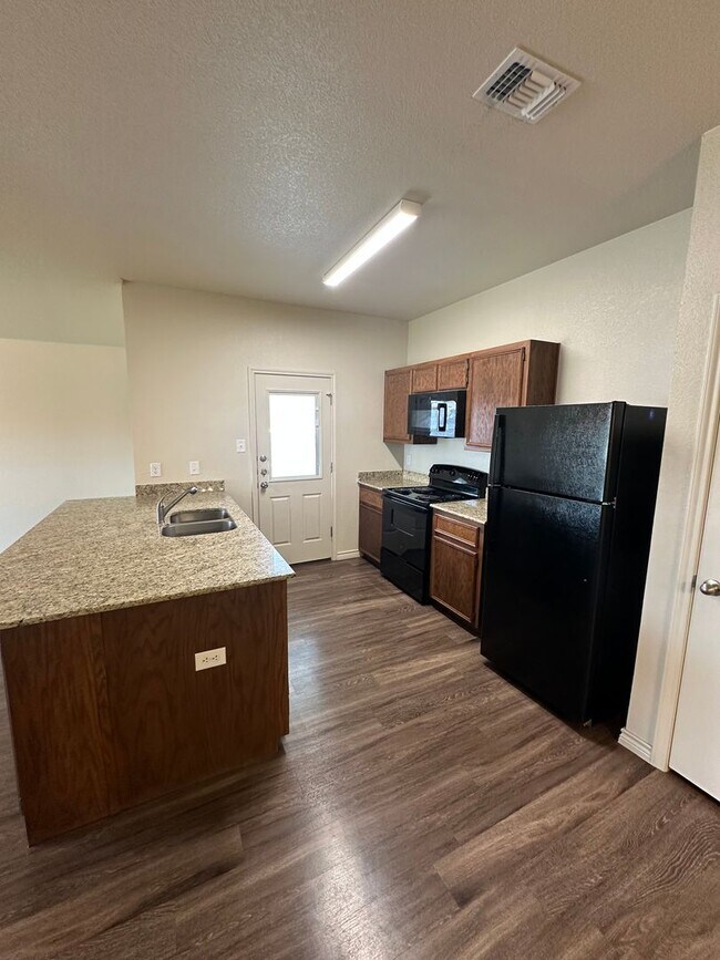Building Photo - 3 Bedroom / 2 bathroom