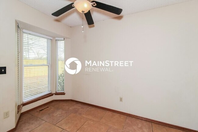 Foto del edificio - 3 Bedroom Pet-Friendly Home in MOORE, OK with Main Street Renewal